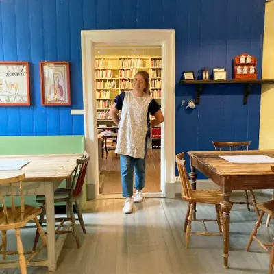 Bilde av museumsvert i blåkjøkkenet, et caférom.