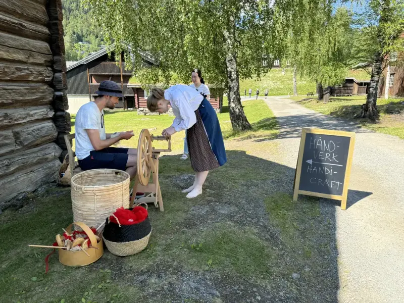 kvinne som spinner ulltråd