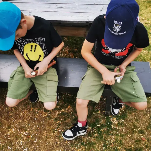 to små gutter med spikkekniv