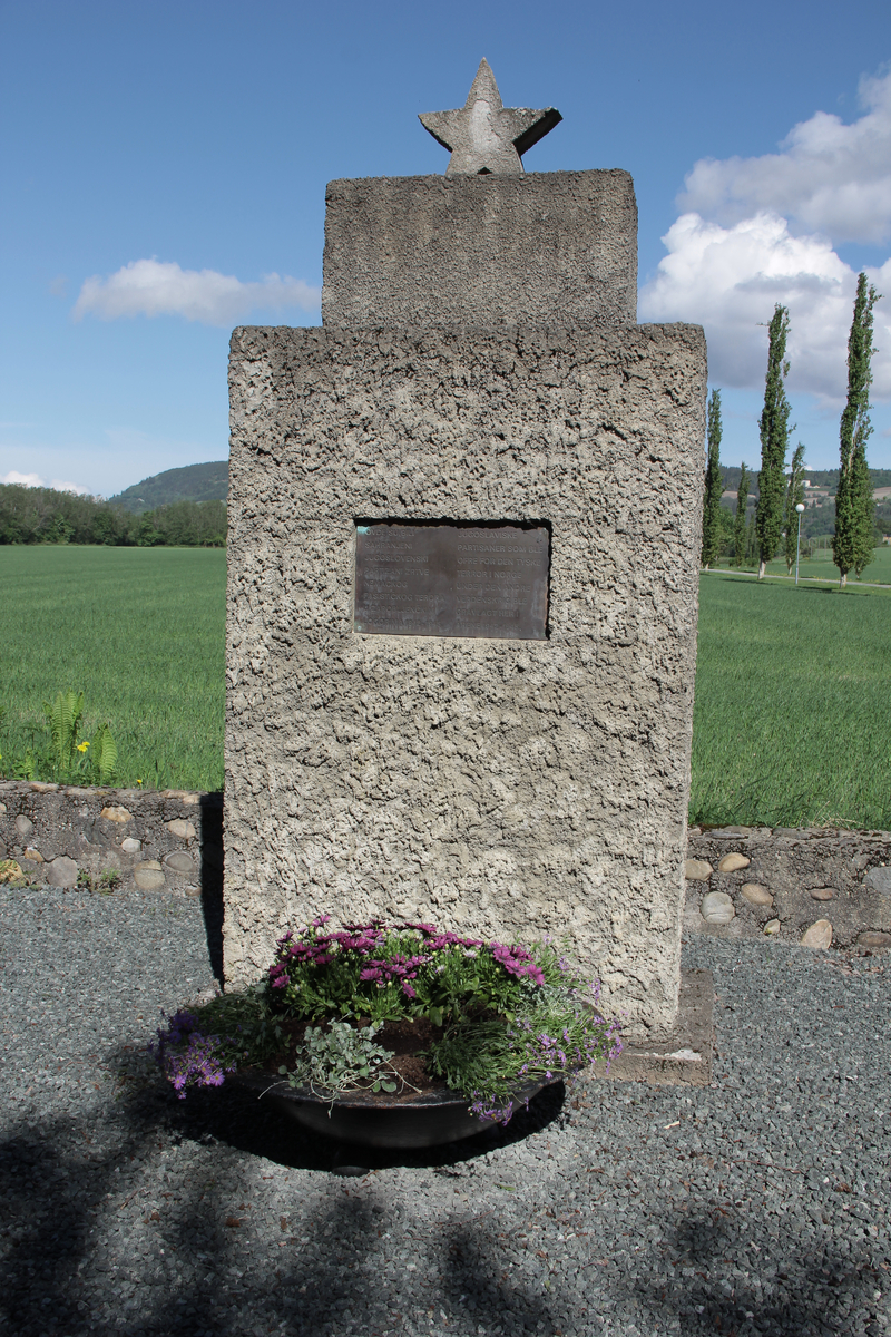 Jugoslavisk minnestøtte på tidligere krigsgravplass ved Udduvoll i Leinstrand (Trondheim). Dette var opprinnelig en felles gravplass for jugoslaviske og sovjetiske fanger. 
Bilde 1: Minnestøtte.
Bilde 2: Detalj av innfelt tekstplate.