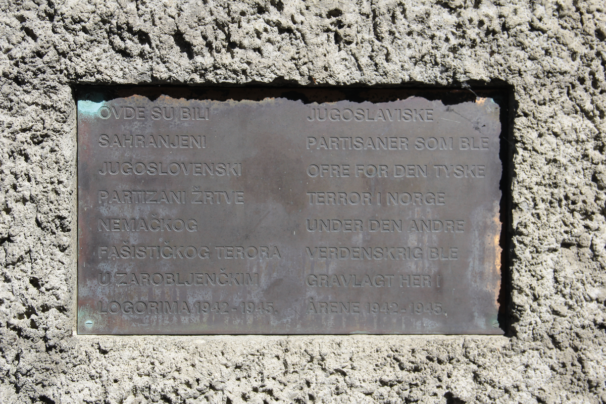 Jugoslavisk minnestøtte på tidligere krigsgravplass ved Udduvoll i Leinstrand (Trondheim). Dette var opprinnelig en felles gravplass for jugoslaviske og sovjetiske fanger. 
Bilde 1: Minnestøtte.
Bilde 2: Detalj av innfelt tekstplate.