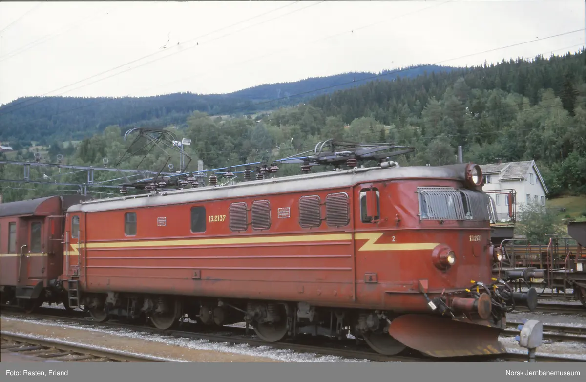 Elektrisk lokomotiv El 13 2137 med godstog fra Hønefoss til Voss, tog 5531, på Ål stasjon