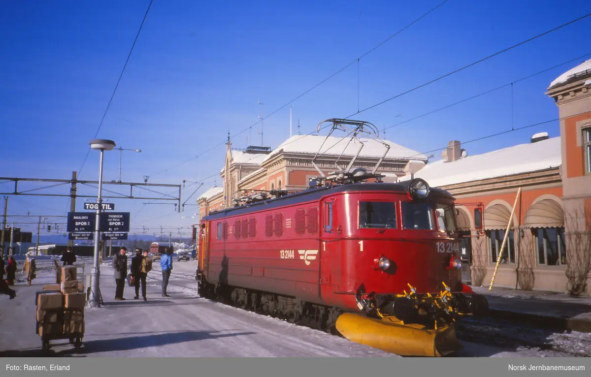 Elektrisk lokomotiv El 13 2144 på Hamar stasjon