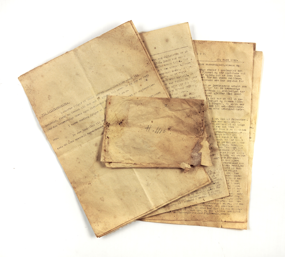 Konvolutt med åtte gulna, maskinskrivne ark. Tre stk Kommunal-Nytt for 20. mars 1945. Eit eksemplar av Fronten for 9. april 1945. I tillegg eit skriv som er innleia med "Til tillitsmennene", og underteikna "Hilsen 15". Vedlegget har overskrift "Judaspenger er dårlig forretning". 