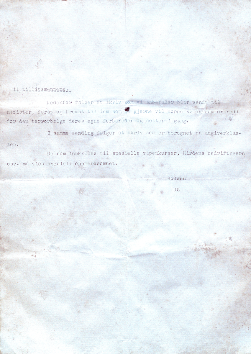Konvolutt med åtte gulna, maskinskrivne ark. Tre stk Kommunal-Nytt for 20. mars 1945. Eit eksemplar av Fronten for 9. april 1945. I tillegg eit skriv som er innleia med "Til tillitsmennene", og underteikna "Hilsen 15". Vedlegget har overskrift "Judaspenger er dårlig forretning". 