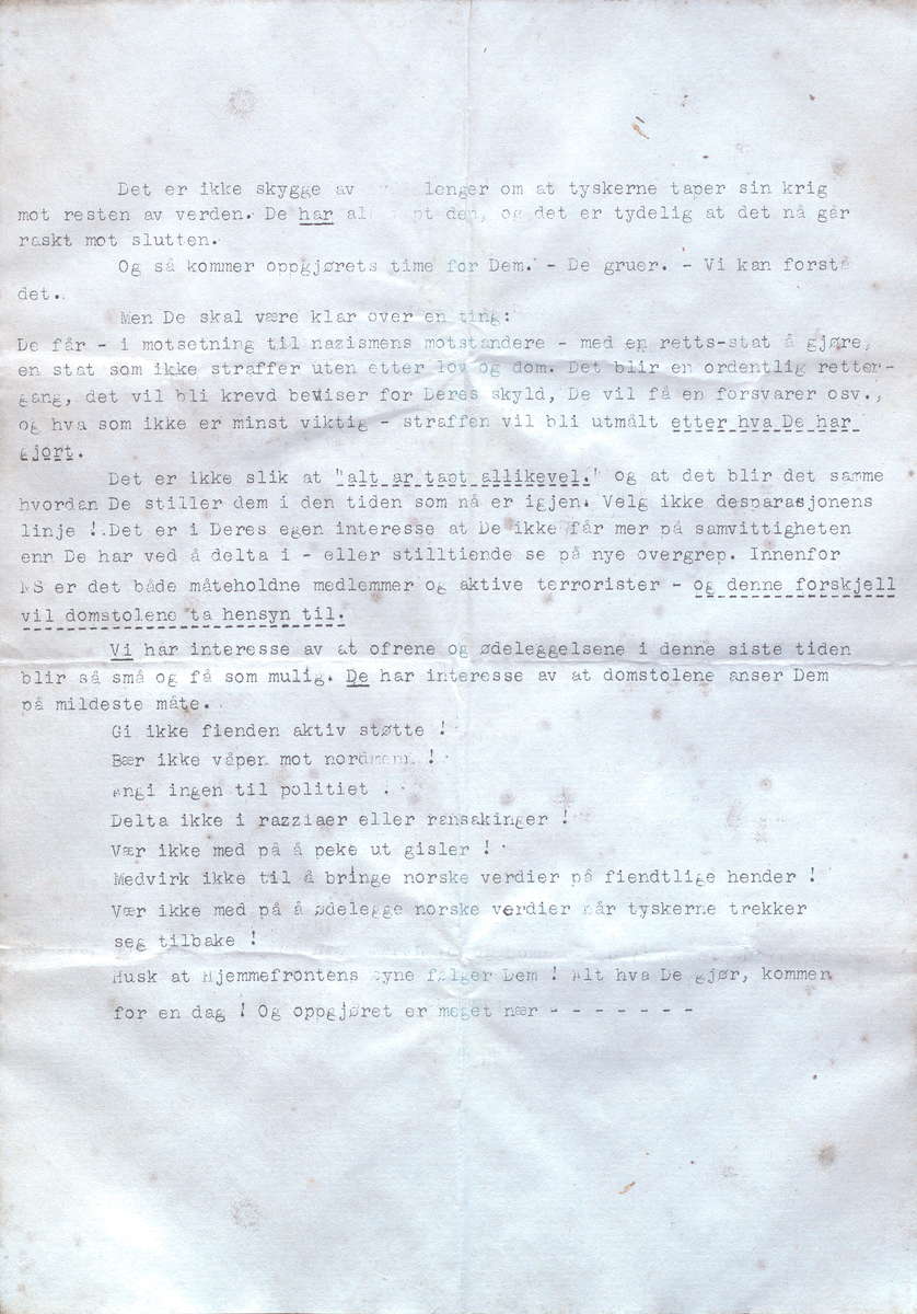 Konvolutt med åtte gulna, maskinskrivne ark. Tre stk Kommunal-Nytt for 20. mars 1945. Eit eksemplar av Fronten for 9. april 1945. I tillegg eit skriv som er innleia med "Til tillitsmennene", og underteikna "Hilsen 15". Vedlegget har overskrift "Judaspenger er dårlig forretning". 