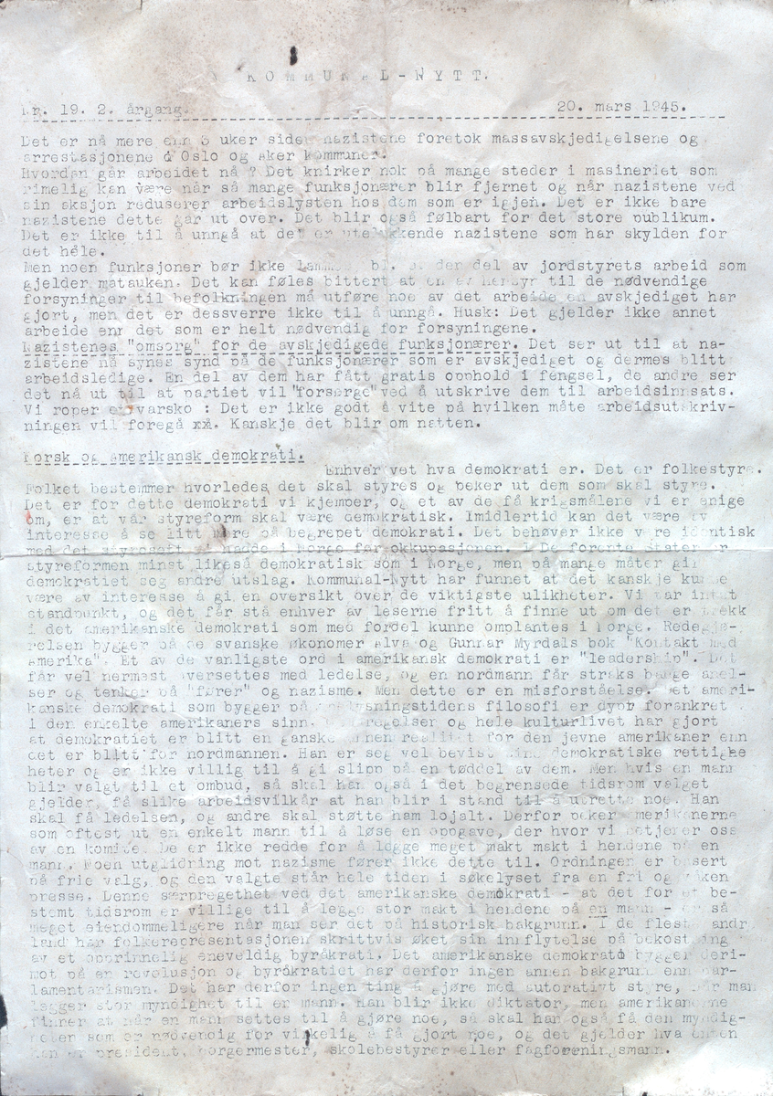 Konvolutt med åtte gulna, maskinskrivne ark. Tre stk Kommunal-Nytt for 20. mars 1945. Eit eksemplar av Fronten for 9. april 1945. I tillegg eit skriv som er innleia med "Til tillitsmennene", og underteikna "Hilsen 15". Vedlegget har overskrift "Judaspenger er dårlig forretning". 