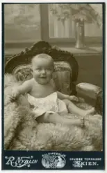 Babybilde av Vera Jacobsen (f. 1904), giverens søster 1/2 år