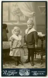 Storebror Isak (f. 1902) med sin søster Lovey Jacobsen (f. 1