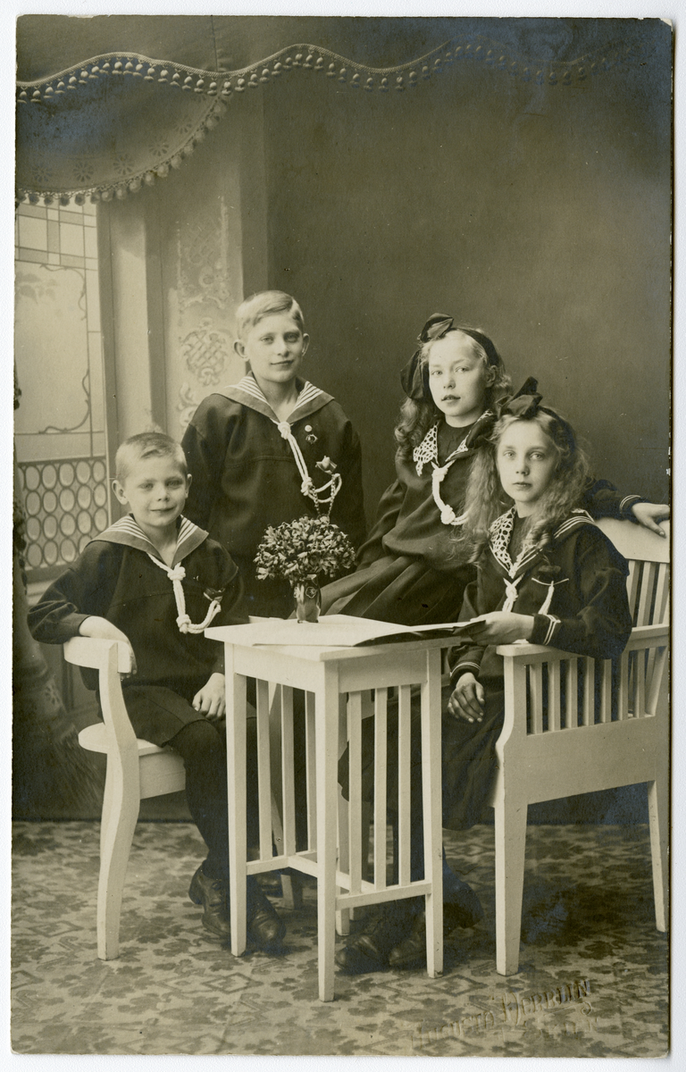 Postkortfoto av søskenflokken Jacobsen

Fra venstre: 

Ole Jacobsen (f. 1906), Isak Jacobsen (f.1902), Vera Jacobsen (f.1904) og Lovey Jacobsen (f. 1903)