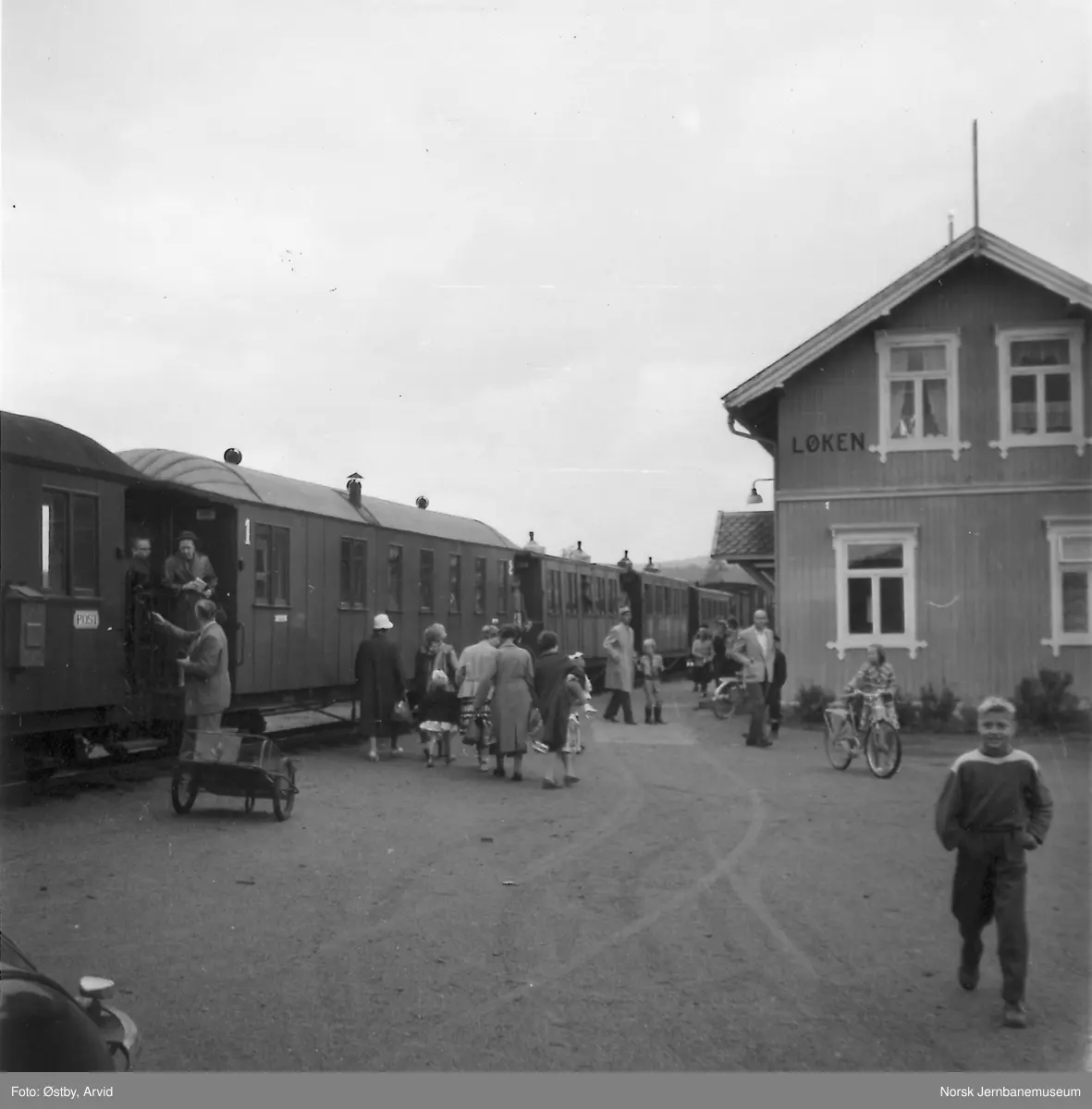 Toget gjør opphold på Løken stasjon