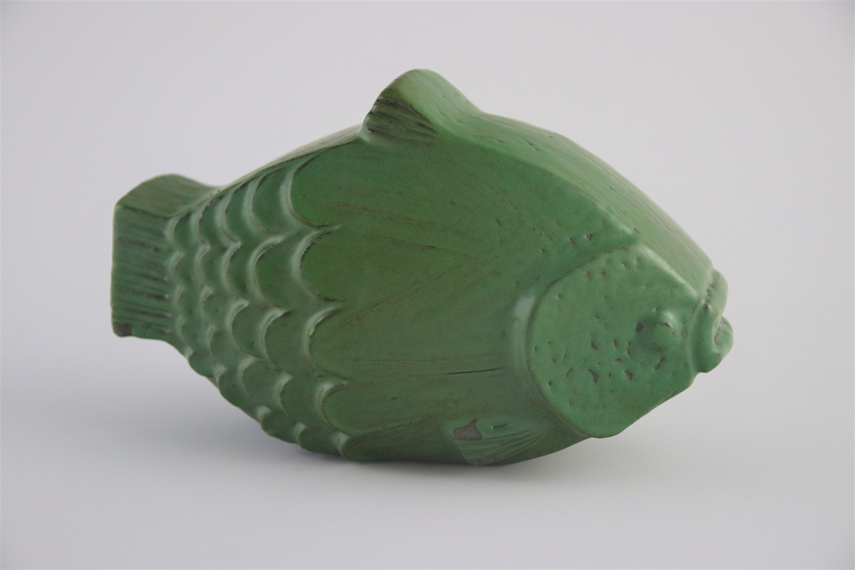 Hyonsun Rhee, skulptur, föreställande fisk, modellerat stengods i klargrön glasyr. Uppsala-Ekeby, 1910.

Klargrön keramisk fiskskulptur.