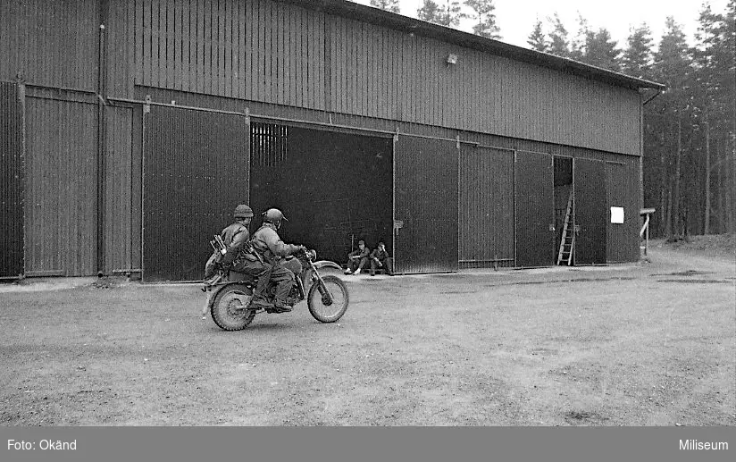 Motorcykel 258 Huskvarna framför bromaterielförråd.