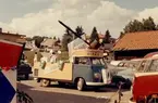 En Volkswagen-pickup med reklam för tobaksaffären Pipan under Barnens dag i Sollefteå 1961.