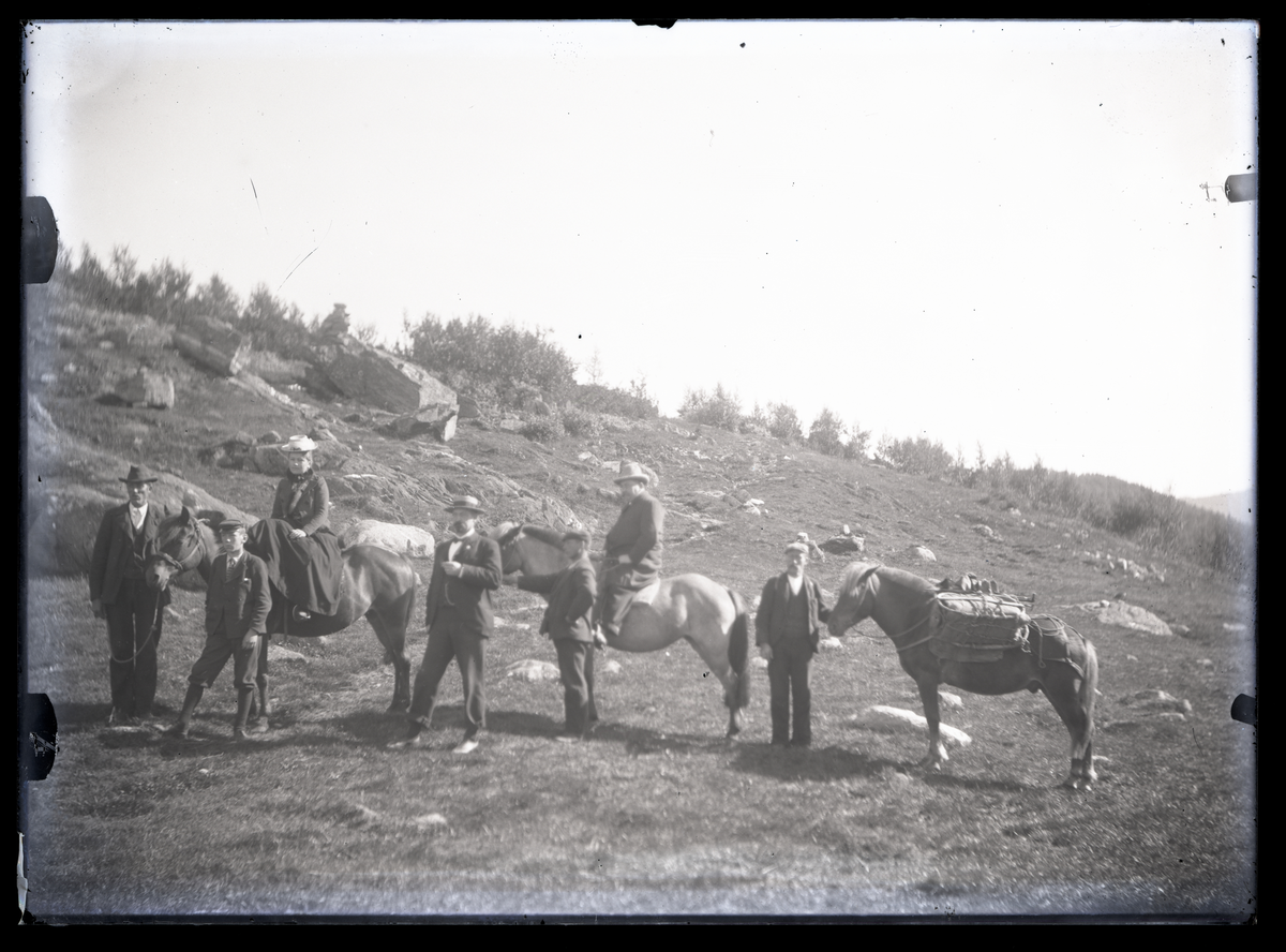 Ryttere i fjellet, ca. 1910-tallet

På hesteryggen til v. Rachel Berthelsen (1886 - 1937), til h. Carl Ferdinand Berthelsen (1873 - 1963)

De giftet seg i 1909