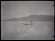 Bilde av fiskere i pram på fjellvann, 1890-tallet