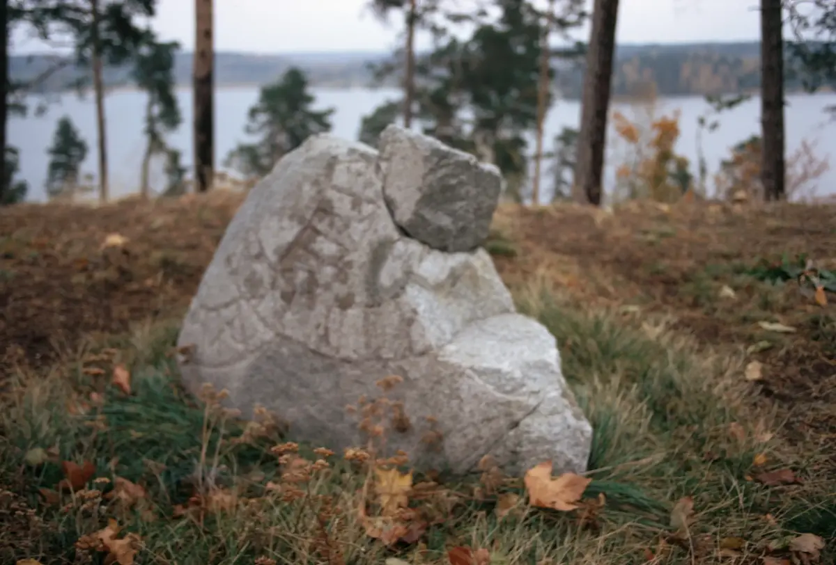 Runsten U 13 på Husbygravfältet.


"...Torgöt; de...(hans) ande och Guds (moder)...(?)"