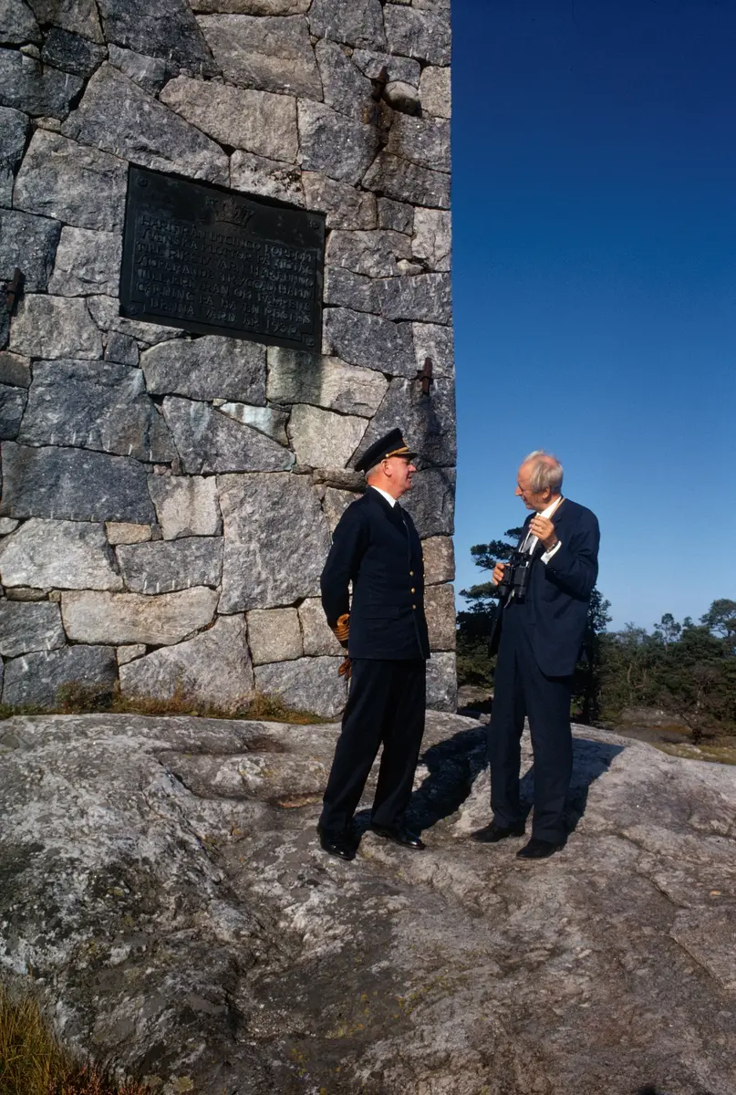 Landshövding E Westerlind vid Älvsnabbenmonumentet.