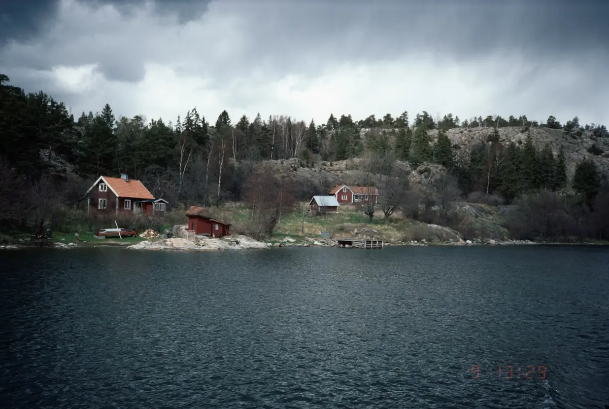 Älvsnabben; till höger krogen med fattigbössan.