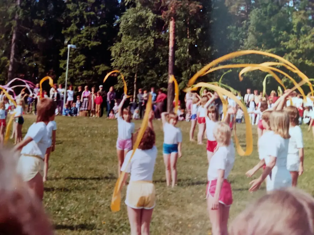 Sommaravslutning Ektorps skola med gymnastikuppvisning år 1984. 