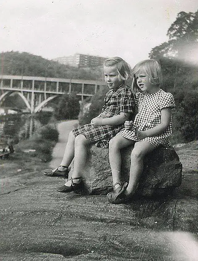 Harriet Brundin och Christina Olsson med Kvarnholmsbron i bakgrunden år 1950. I bakgrunden syns även Finnberget. 