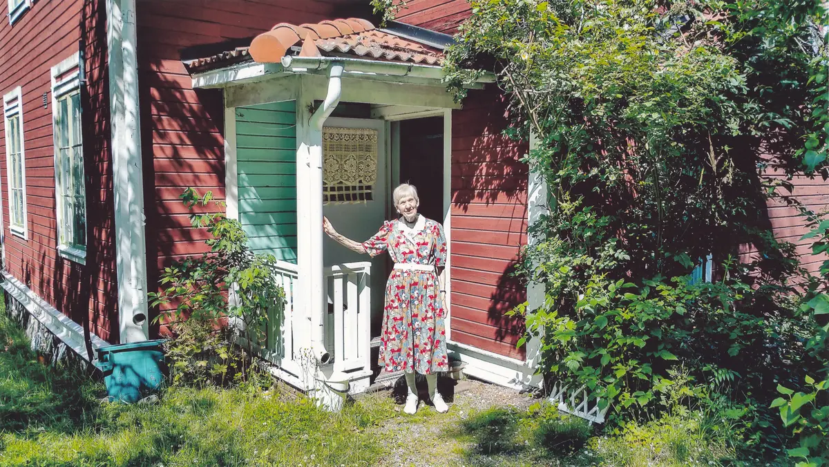 Hjördis Marianne Jonsson bodde i princip hela sitt liv i det röda trähuset på Värmdövägen 768 i Saltsjö-Boo. Hon har skrivit en del om omgivningen och det runt omkring, berättelser som nu finns att ta del av i Nacka lokalhistoriska arkiv. Här är ett foto på Hjördis utanför hennes hem. Huset på Värmdövägen 768 finns kvar (år 2024).