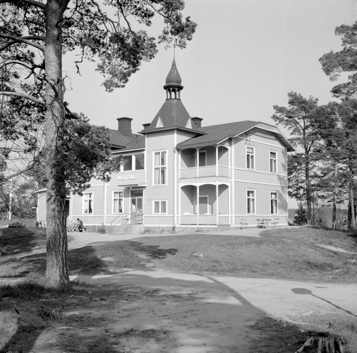 Arkösunds hotell uppfördes 1895, vilket sammanföll med att järnväg dragits till platsen. Dessa händelser blev början av Arkösund som samhälle. Hotellet moderniserades 1945 och har senare kraftigt om- och tillbyggts. Bilden visar hur anläggningen tog sig ut 1965.