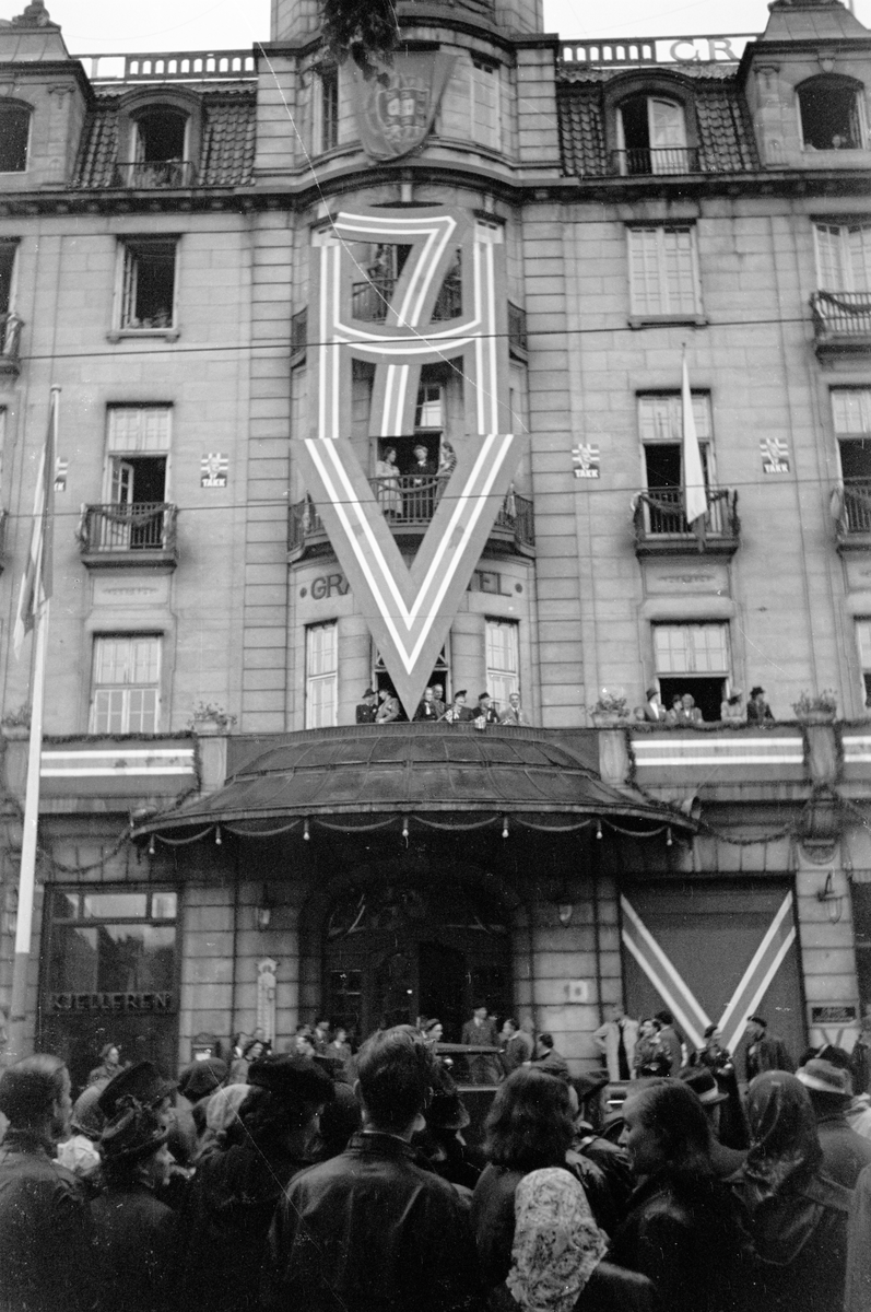 Folkemengde ved Grand Hotel Oslo kongesymbol H7