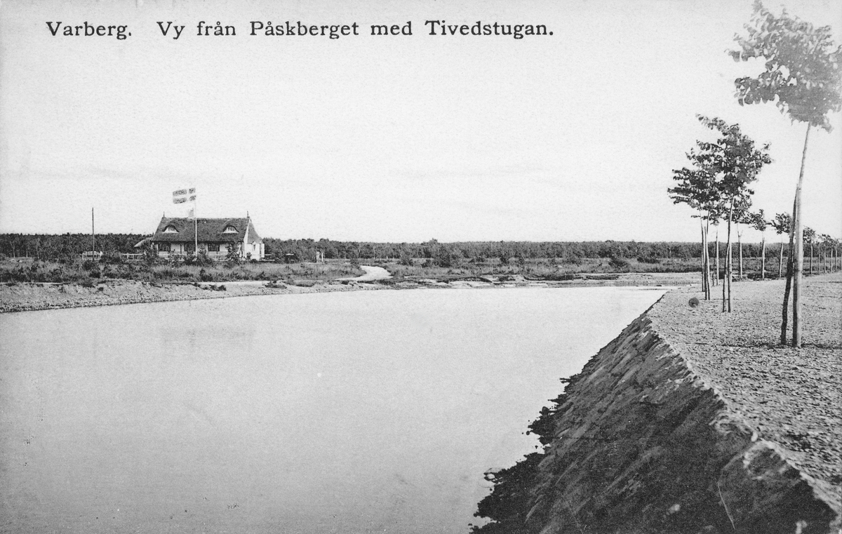 Vykort, "Varberg. Vy från Påskberget med Tivedstugan". Vattnet i förgrunden är Påskbergsdammen, mitt emot nuvarande Nöjesparken. Den såväl som stugan anlades 1906. Trädplanteringen var ännu ung och stugan har ljus fasad (mörk 1908) så troligen är fotografiet taget 1906-1908.
Bild 2: Utan text.