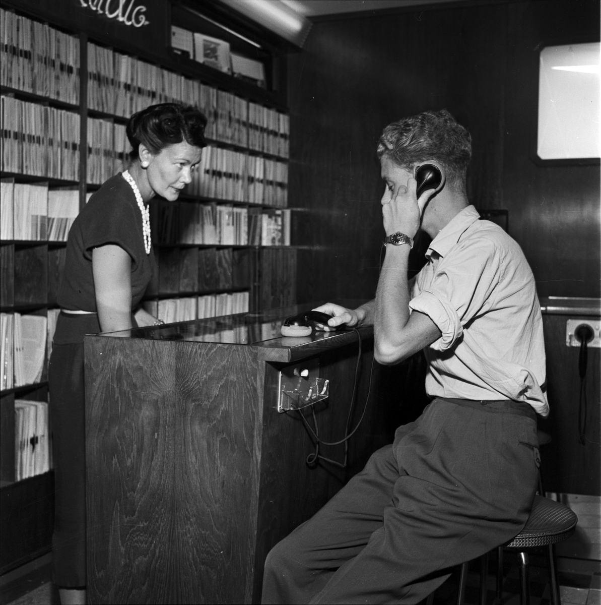 Lyssning på vinylskivor, Siewertz musikhandel, Uppsala 1955