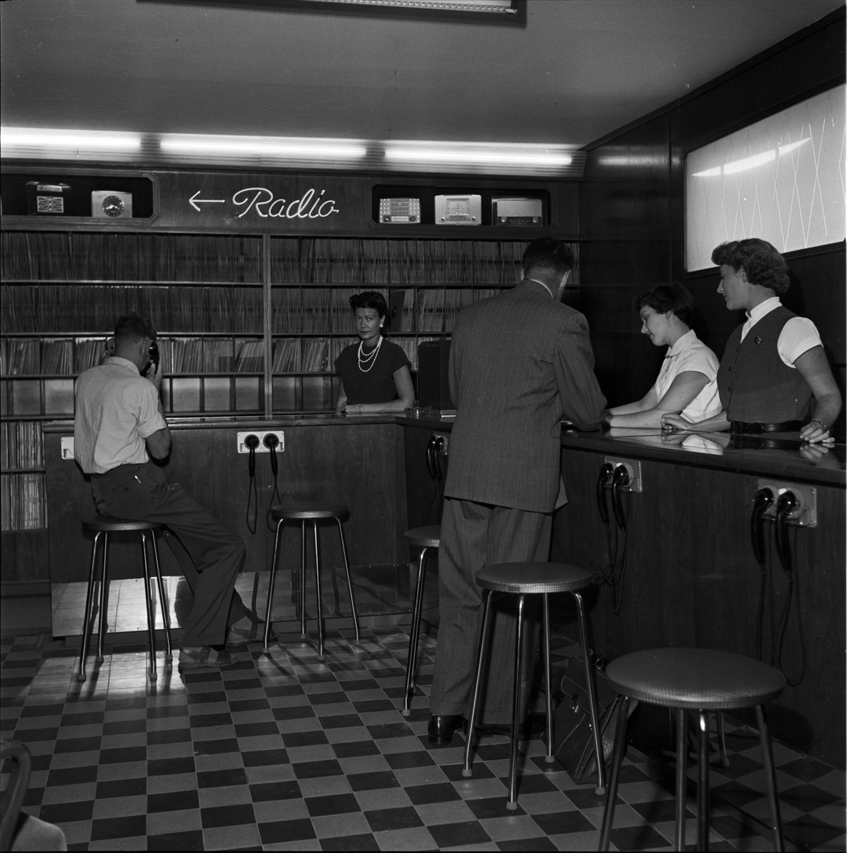 Lyssning på vinylskivor, Siewertz musikhandel, Uppsala 1955