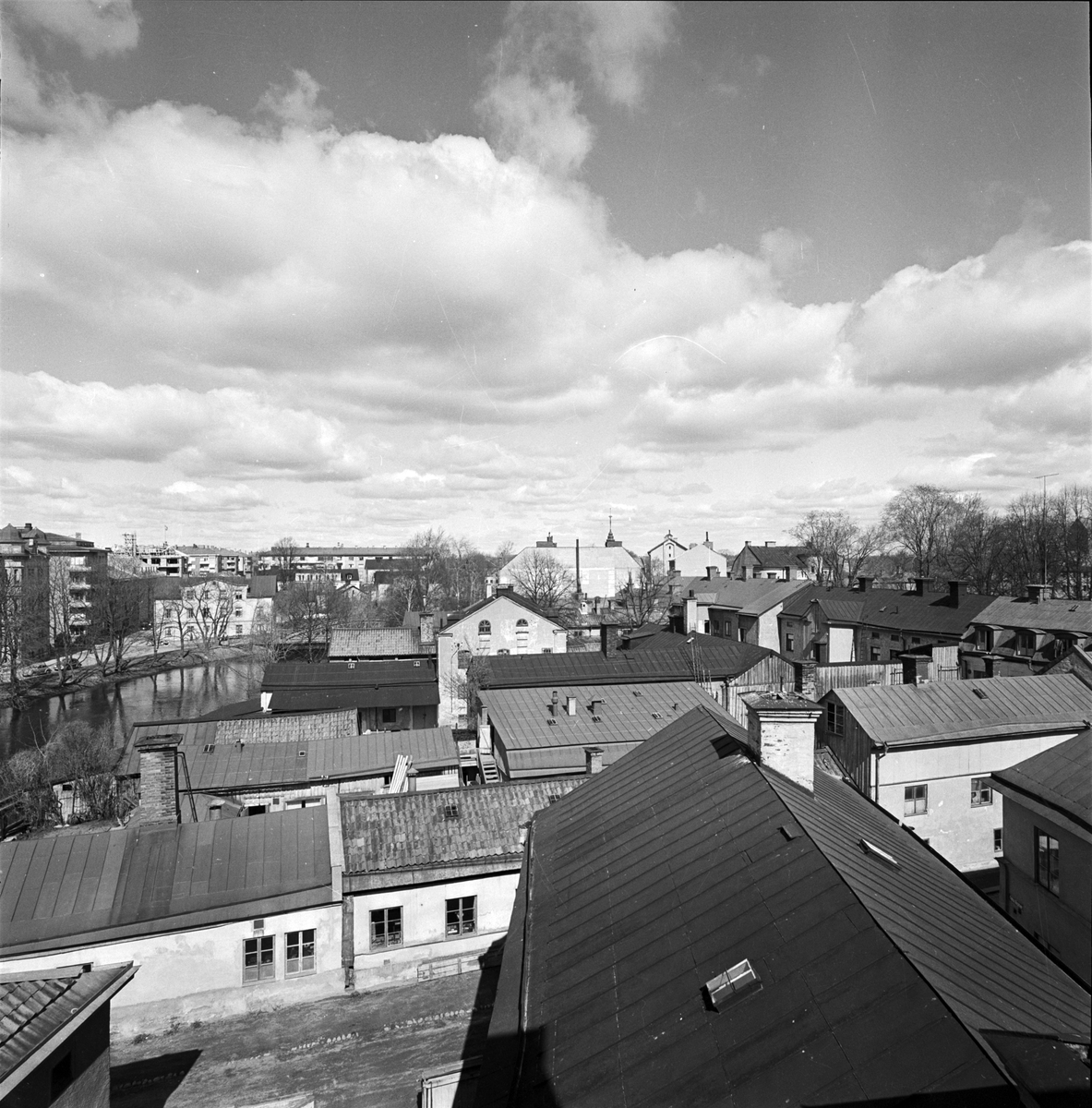 Vy över kvarteret Tigern mot Västra Strandgatan, Uppsala 1956