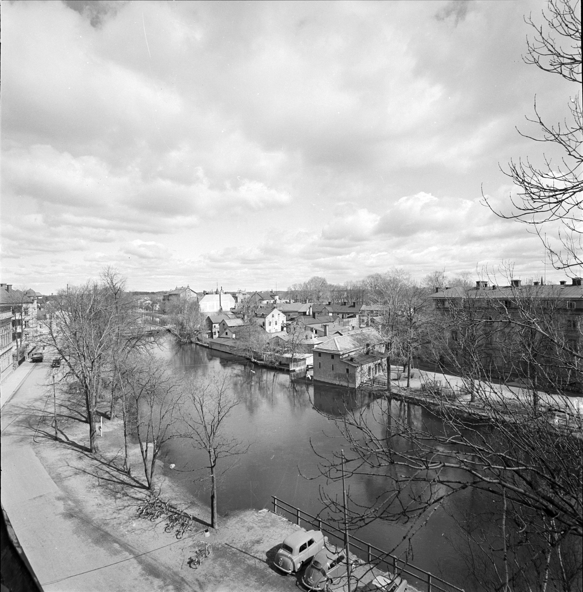 Vy från Västra Strandgatan över Fyrisån, Uppsala 1956