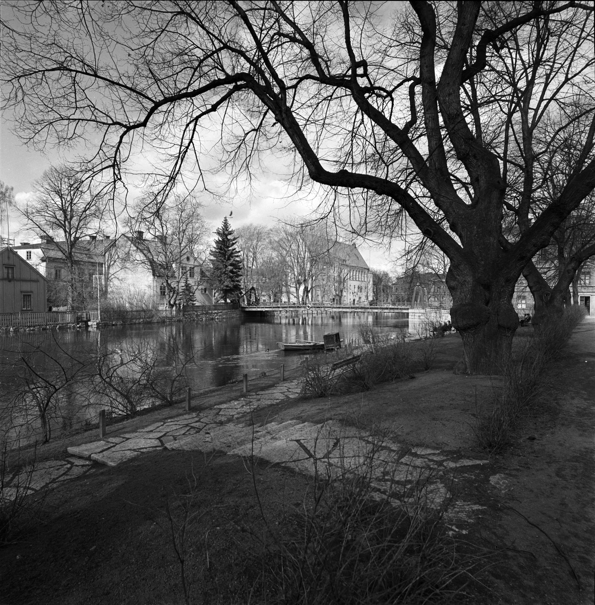 Vy från Östra Ågatan över Fyrisån mot Västra Strandgatan, Uppsala 1956