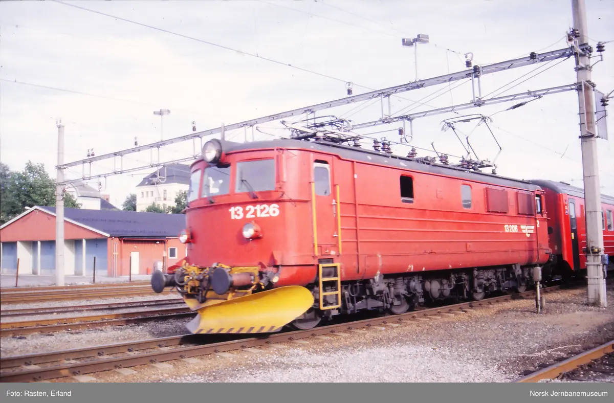 Elektrisk lokomotiv El 13 2126 med persontog retning Skien på Tønsberg stasjon