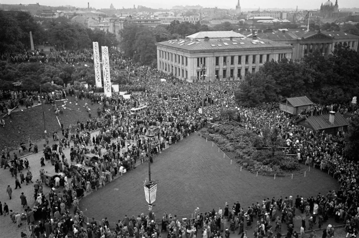 Folkemengde ved Slottsparken og universitetet