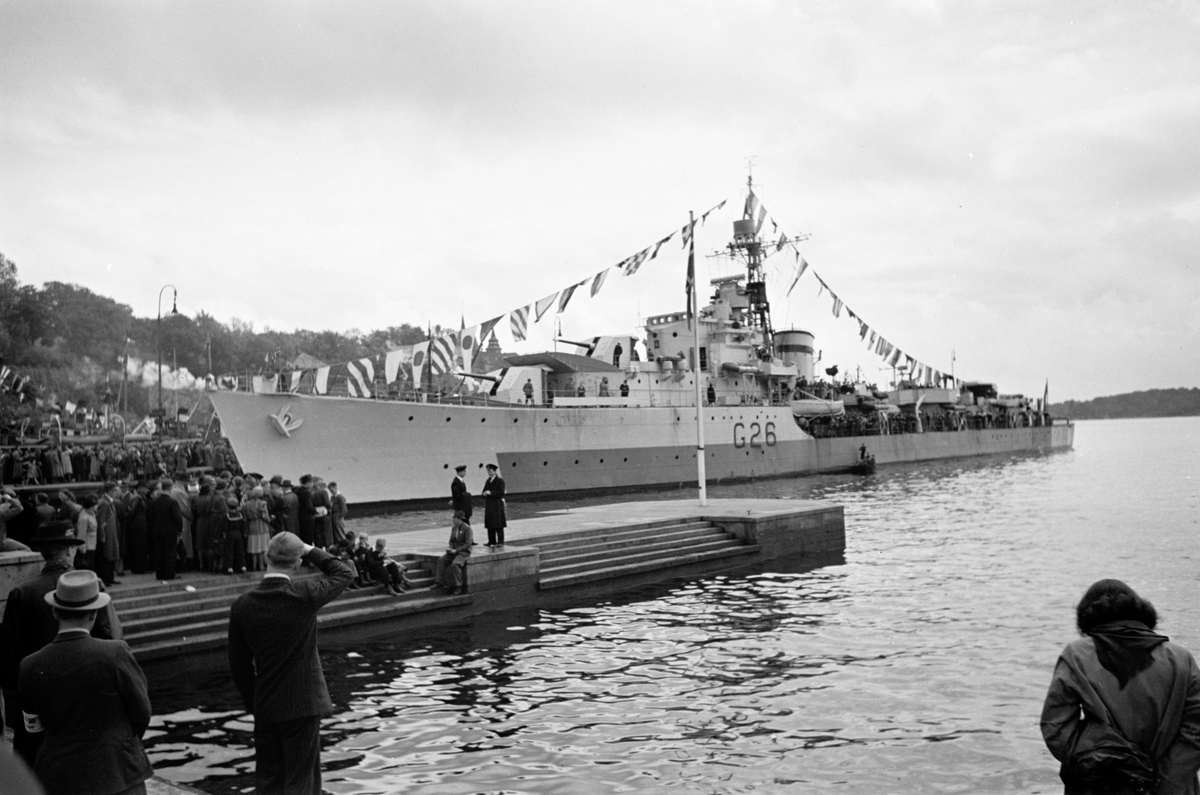 Skip i Oslo havn folk samlet på brygga