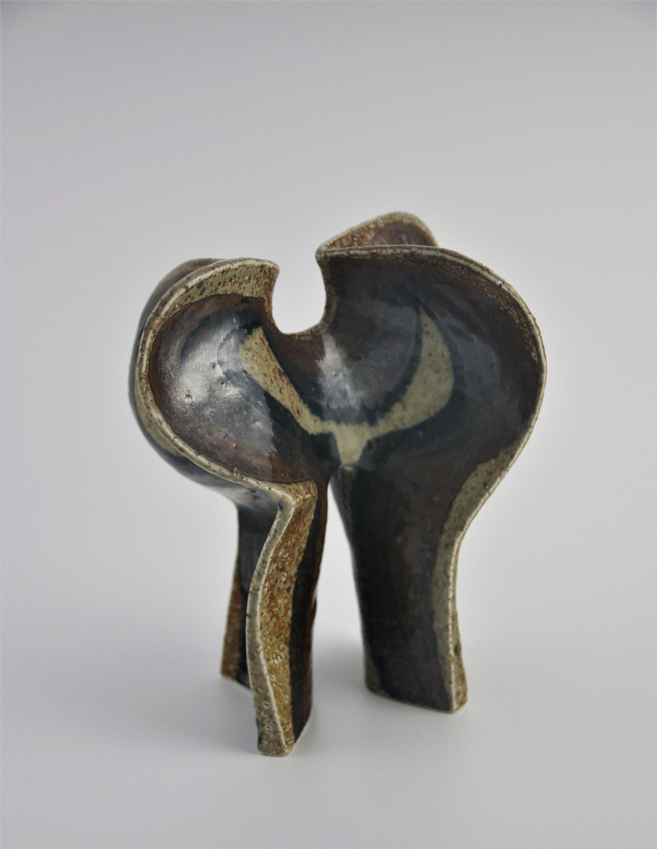 Bertil Lundgren, skulptur, abstrakt organisk form på två ben, modellerat chamotterat stengods med målad dekor i bland annat i järnoxid under transparent glasyr. Rörstrands porslinsfabrik, 1970-tal.
