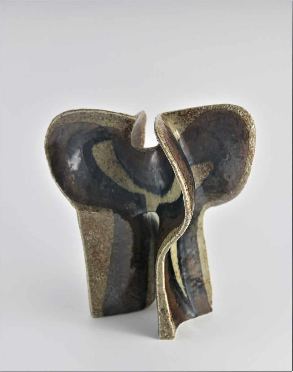 Bertil Lundgren, skulptur, abstrakt organisk form på två ben, modellerat chamotterat stengods med målad dekor i bland annat i järnoxid under transparent glasyr. Rörstrands porslinsfabrik, 1970-tal.