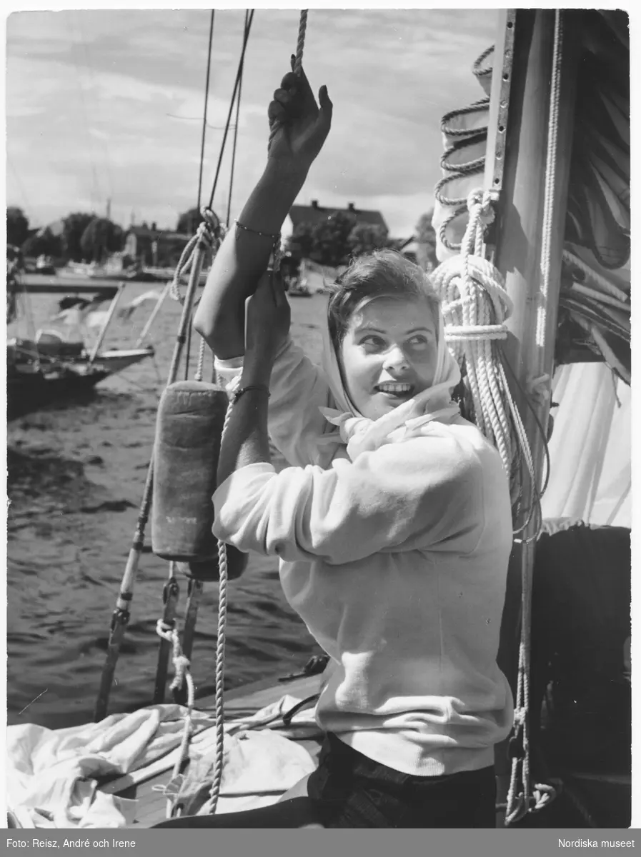 Den unga kvinnan Janne på en segelbåt under Sandhamnsregattan.