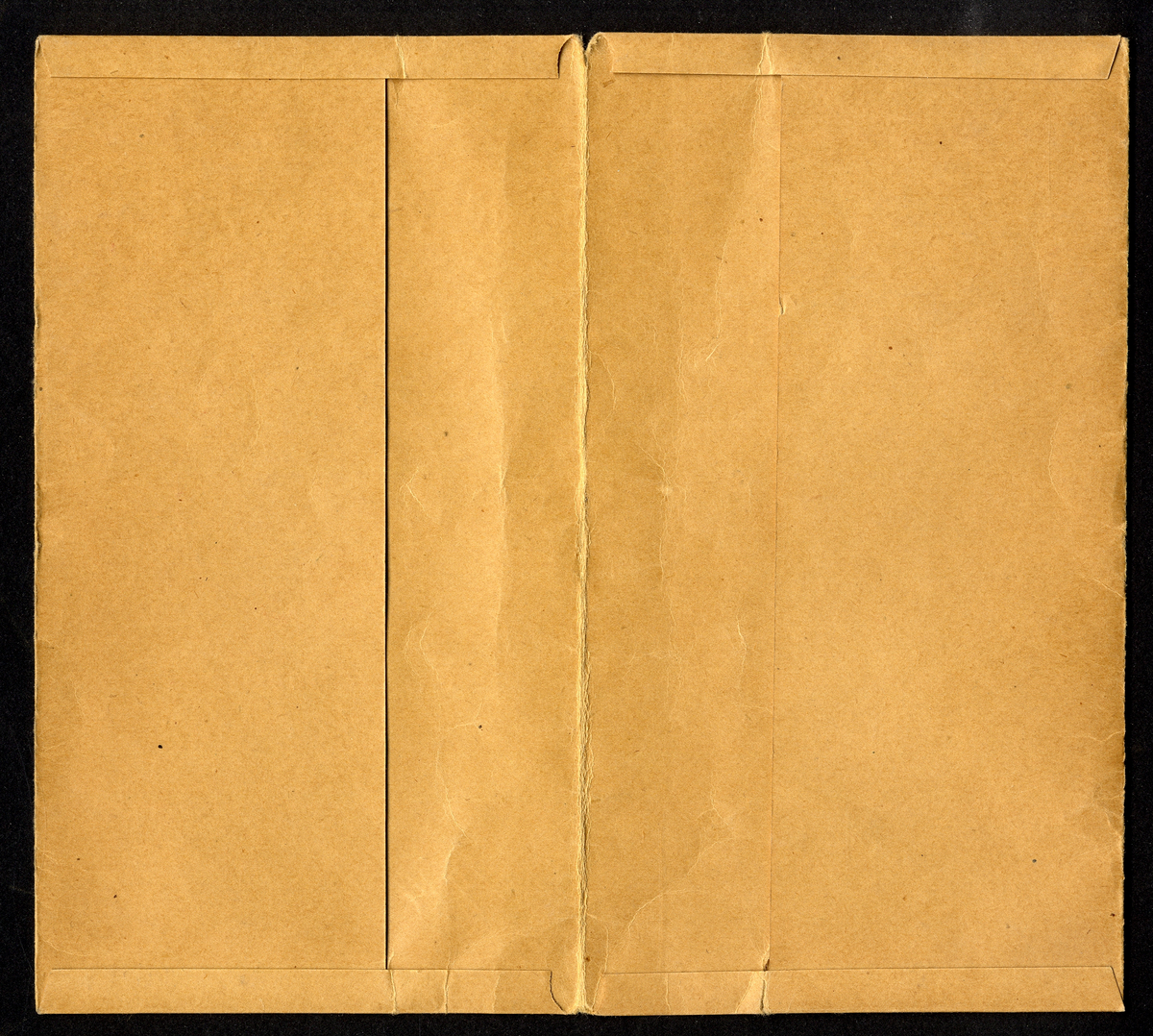 Förvaringsväska i papper för ransoneringskort (märkt "Växjö Mjölaffär 1914-1919" i blyerts).
Innehåller: 
Sockerkort (6 st. gröna, 10 st. svarta), sockerkort (syltsocker) 3 st., sockerkort (avlånga) 2 st..
Brödkort 5 st., Påbrödskort 5 st.. Kaffekort 2 + 3 st. Sirapskort 1.
