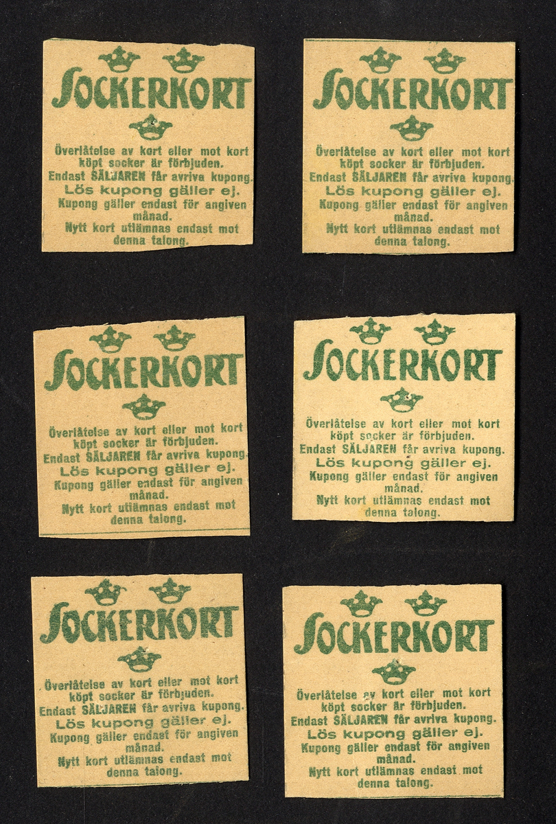 Förvaringsväska i papper för ransoneringskort (märkt "Växjö Mjölaffär 1914-1919" i blyerts).
Innehåller: 
Sockerkort (6 st. gröna, 10 st. svarta), sockerkort (syltsocker) 3 st., sockerkort (avlånga) 2 st..
Brödkort 5 st., Påbrödskort 5 st.. Kaffekort 2 + 3 st. Sirapskort 1.