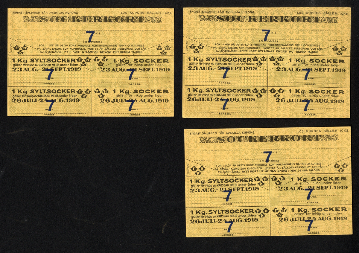 Förvaringsväska i papper för ransoneringskort (märkt "Växjö Mjölaffär 1914-1919" i blyerts).
Innehåller: 
Sockerkort (6 st. gröna, 10 st. svarta), sockerkort (syltsocker) 3 st., sockerkort (avlånga) 2 st..
Brödkort 5 st., Påbrödskort 5 st.. Kaffekort 2 + 3 st. Sirapskort 1.