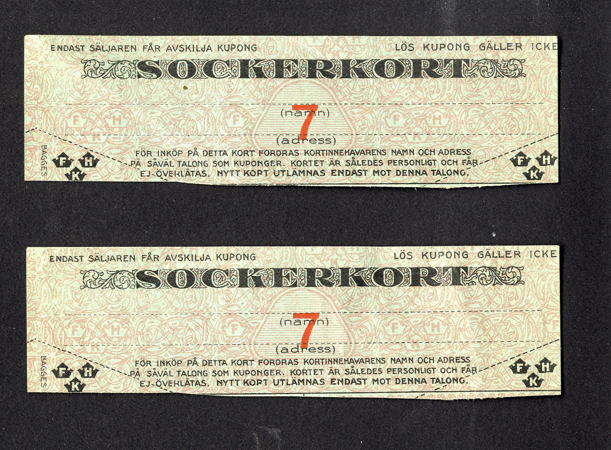 Förvaringsväska i papper för ransoneringskort (märkt "Växjö Mjölaffär 1914-1919" i blyerts).
Innehåller: 
Sockerkort (6 st. gröna, 10 st. svarta), sockerkort (syltsocker) 3 st., sockerkort (avlånga) 2 st..
Brödkort 5 st., Påbrödskort 5 st.. Kaffekort 2 + 3 st. Sirapskort 1.