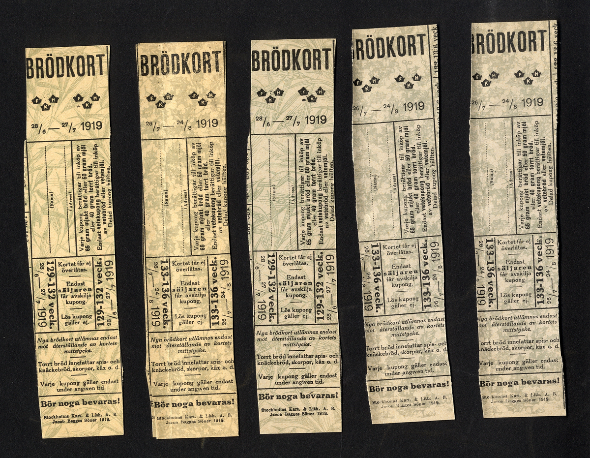 Förvaringsväska i papper för ransoneringskort (märkt "Växjö Mjölaffär 1914-1919" i blyerts).
Innehåller: 
Sockerkort (6 st. gröna, 10 st. svarta), sockerkort (syltsocker) 3 st., sockerkort (avlånga) 2 st..
Brödkort 5 st., Påbrödskort 5 st.. Kaffekort 2 + 3 st. Sirapskort 1.