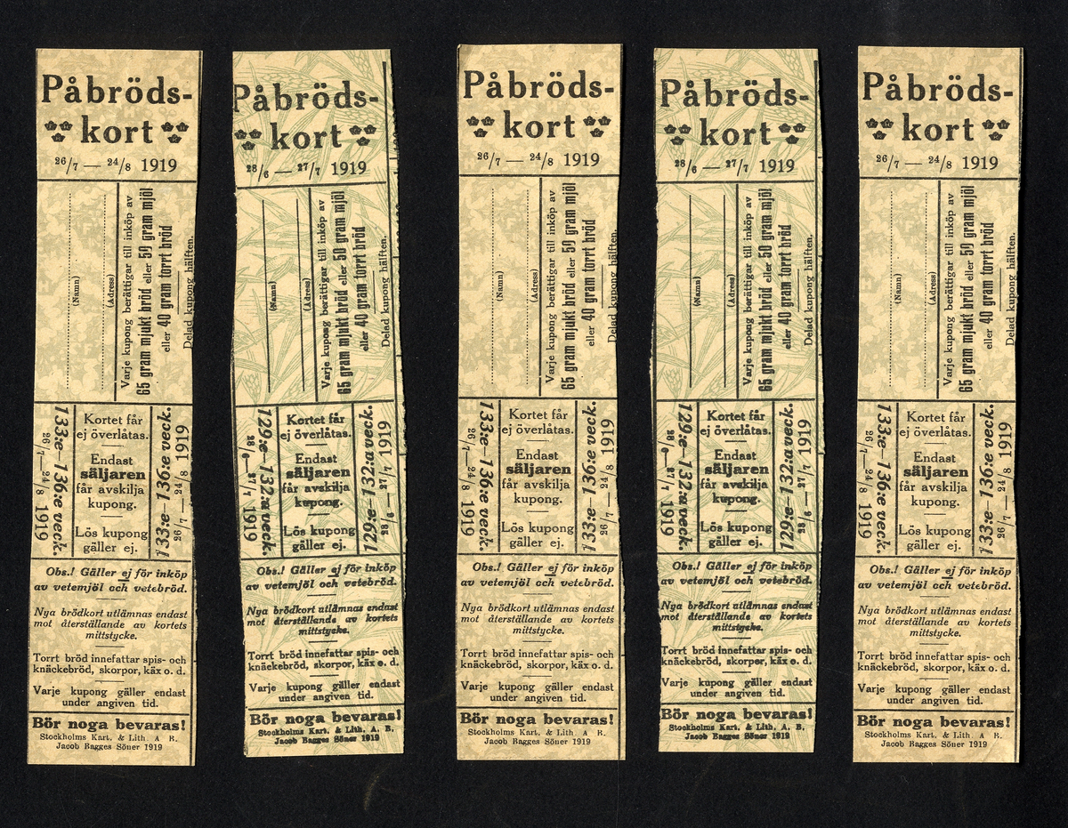 Förvaringsväska i papper för ransoneringskort (märkt "Växjö Mjölaffär 1914-1919" i blyerts).
Innehåller: 
Sockerkort (6 st. gröna, 10 st. svarta), sockerkort (syltsocker) 3 st., sockerkort (avlånga) 2 st..
Brödkort 5 st., Påbrödskort 5 st.. Kaffekort 2 + 3 st. Sirapskort 1.
