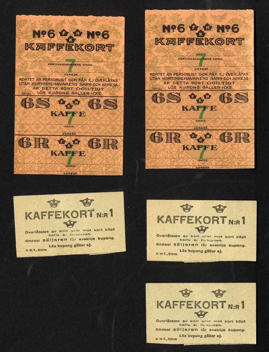 Förvaringsväska i papper för ransoneringskort (märkt "Växjö Mjölaffär 1914-1919" i blyerts).
Innehåller: 
Sockerkort (6 st. gröna, 10 st. svarta), sockerkort (syltsocker) 3 st., sockerkort (avlånga) 2 st..
Brödkort 5 st., Påbrödskort 5 st.. Kaffekort 2 + 3 st. Sirapskort 1.