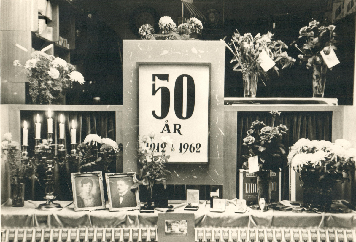 Jubileumsskyltning. Tobakshandel i Katrineholm, 50-årsjubileum.