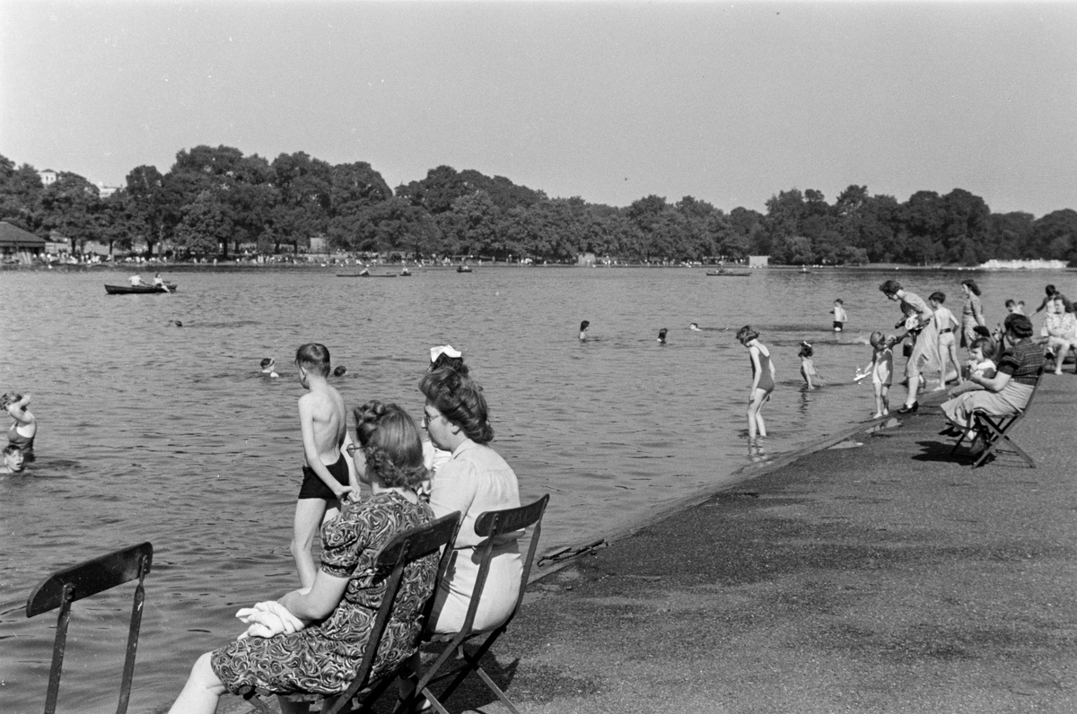 Mennesker i og ved vannet i en park