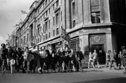 Folk i London, august 1945